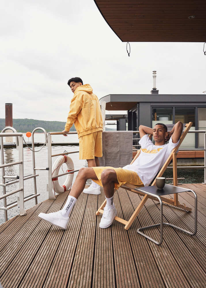 Fashionfotografie zweier männlicher Models auf einem Hausboot – Werbefotografie Nürnberg