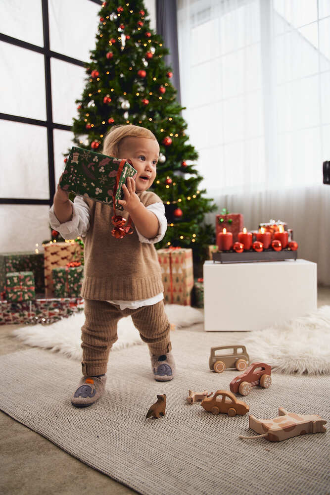 Fashionfotografie eines Kindes vor einem Weihnachtsbaum – Werbefotografie Nürnberg
