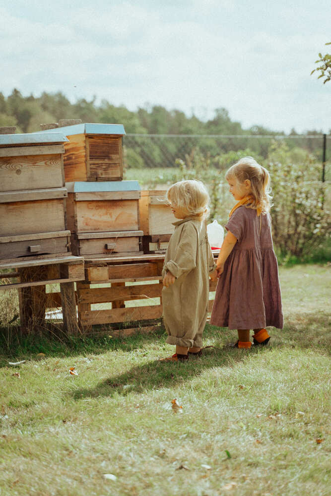 Lifestylefotografie zweier Kinder vor einem Bienenstock – Werbefotografie Nürnberg