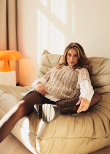 Fashionfotografie Modefotografie eines Models auf einer Couch – Werbefotografie Nürnberg