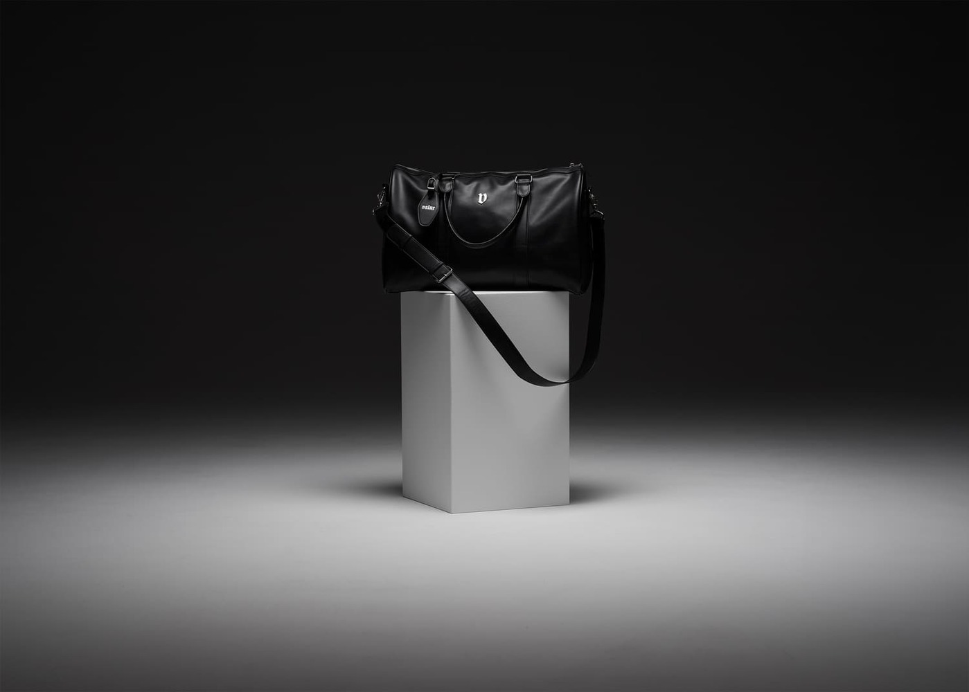 Produktfotografie einer Tasche auf einem Galeriesocken in einem Fotostudio – Werbefotografie Nürnberg