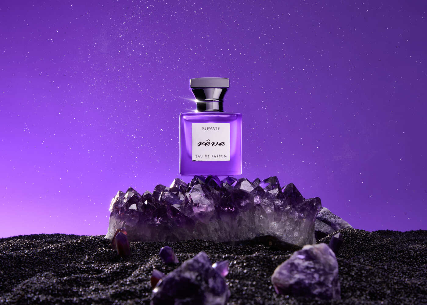 Produktfotografie eines Parfumflacons inszeniert auf einem lila Edelstein – Werbefotografie Nürnberg