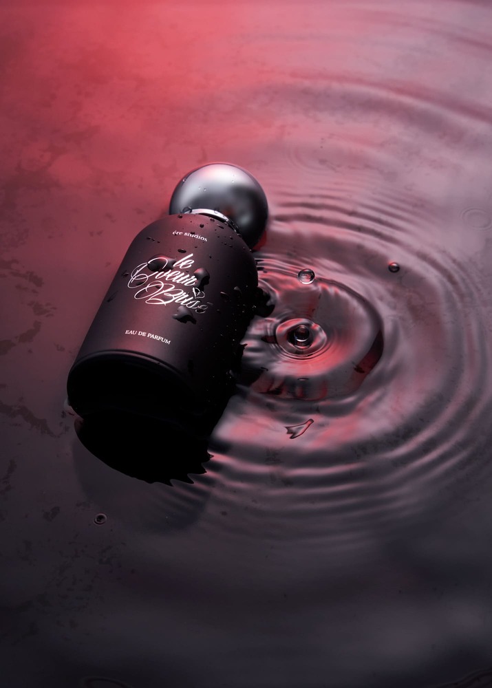 Produktfotografie eines Parfumflacons inszeniert mit einem Wassertropfen – Werbefotografie Nürnberg