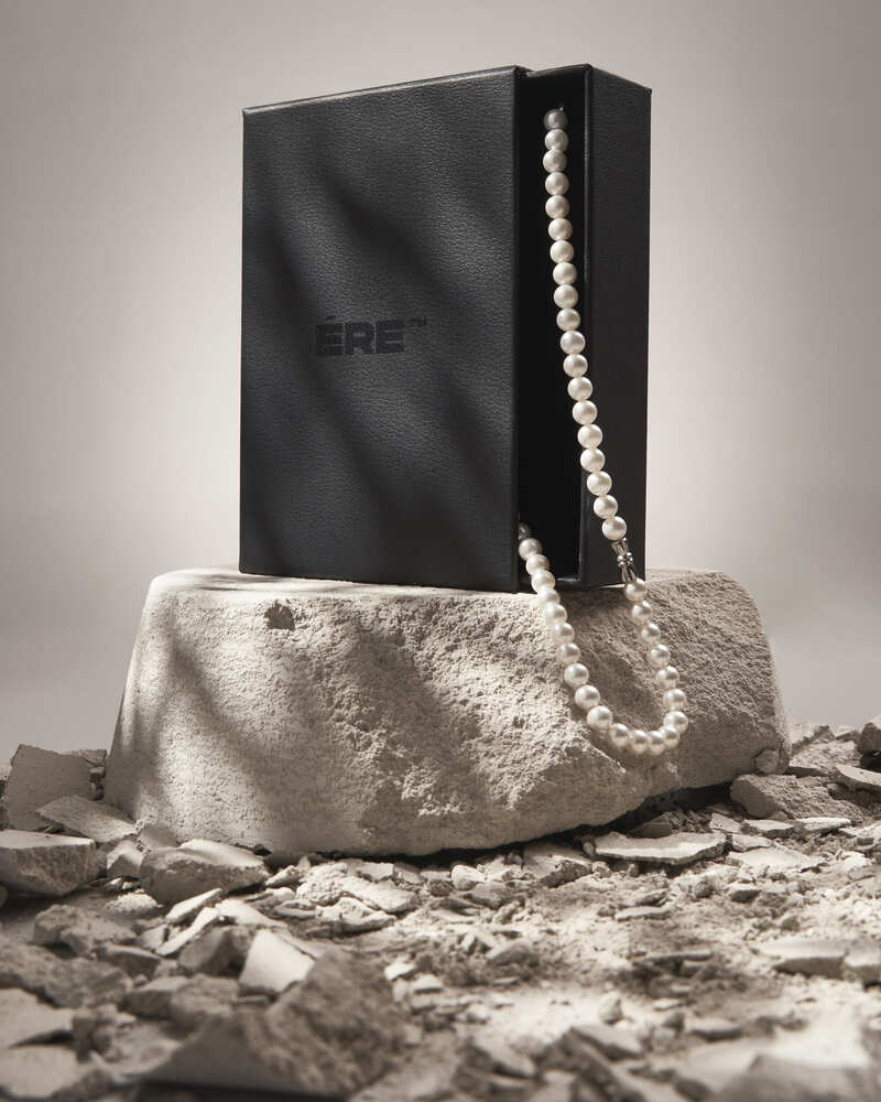 Produktfotografie einer Halskette in der Verpackung inszeniert auf einem Betonblock – Werbefotografie Nürnberg